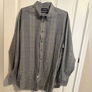 Roundtree and Yorke Long Sleeve Button Down shirt